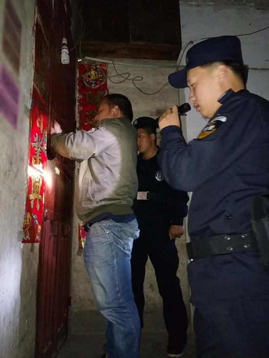 河池地区粗心妈妈误将幼女锁家中 